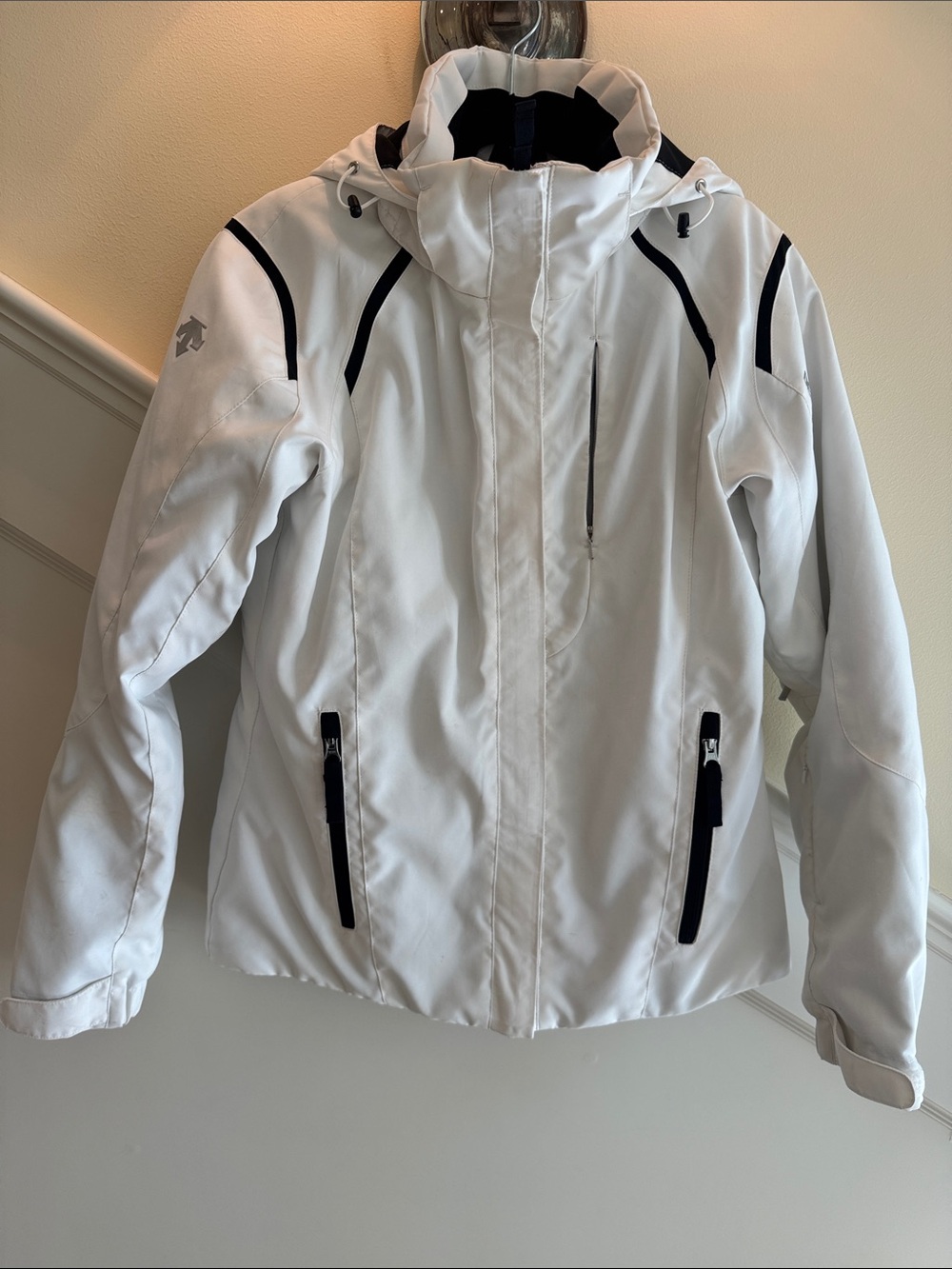 Descente White Ski Jacket with Black Accents